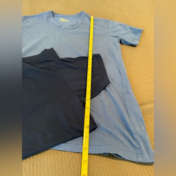 GAP two Men’s Medium V-neck tee shirts light & dark blue 100% cotton regular fit - Picture 5 of 7
